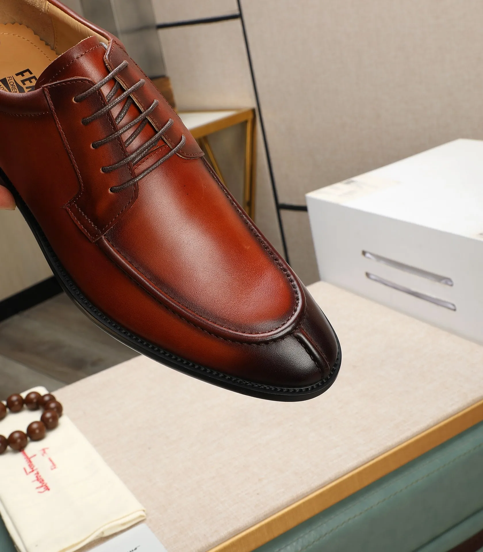 Men's shoes 💰540📛📛(water-dyed cowhide) Salvatore Ferragamo high-end (Salvatore Ferragamo) is the world's top luxury footwear brand. It comes from the fashion kingdom of Italy and is famous all over the world for its traditional handmade design and novel styles...🚶🏻🚶🏻New suit shoes are available simultaneously at the counter. This model is purely handmade. The fabric is imported from Italy's original first-layer cowhide. Soft water-dyed cowhide lining. Original authentic outsole🌀🌀Size: 38➖44 (45 customized)
